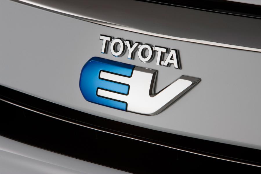  Toyota RAV4 EV Concept 2010 года  (фото 30 из 48)